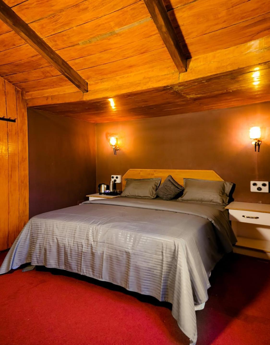 Woodhouse Hotel Ooty Bagian luar foto